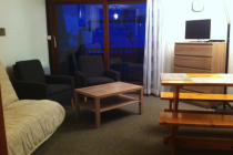 chalet Pierre Aigue - woonkamer met zitbank en tv